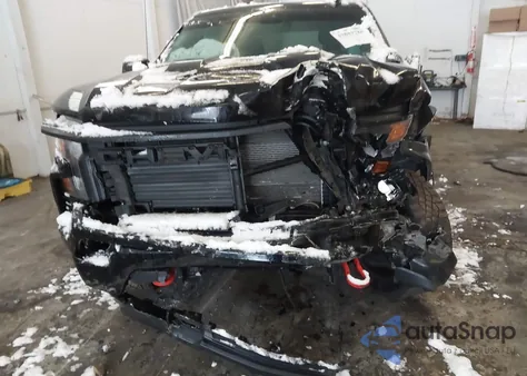 2024 Chevrolet Silverado 1500 4Wd Short Bed Custom Trail Boss z USA, uszkodzony, nr VIN 3GCUDCED8RG237296